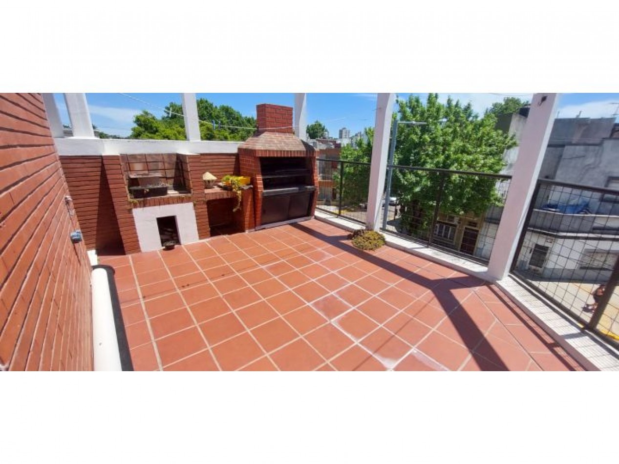 CASA EN ESQUINA CON TERRAZA Y PARRILLA