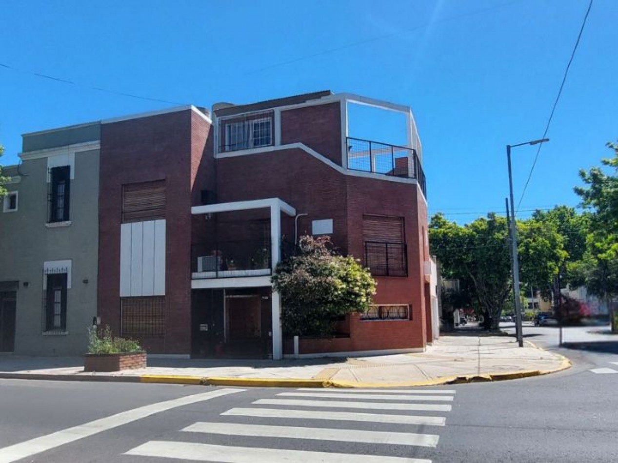 CASA EN ESQUINA CON TERRAZA Y PARRILLA