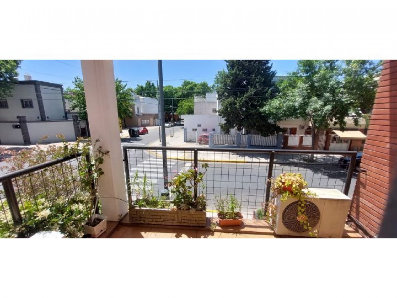 CASA EN ESQUINA CON TERRAZA Y PARRILLA