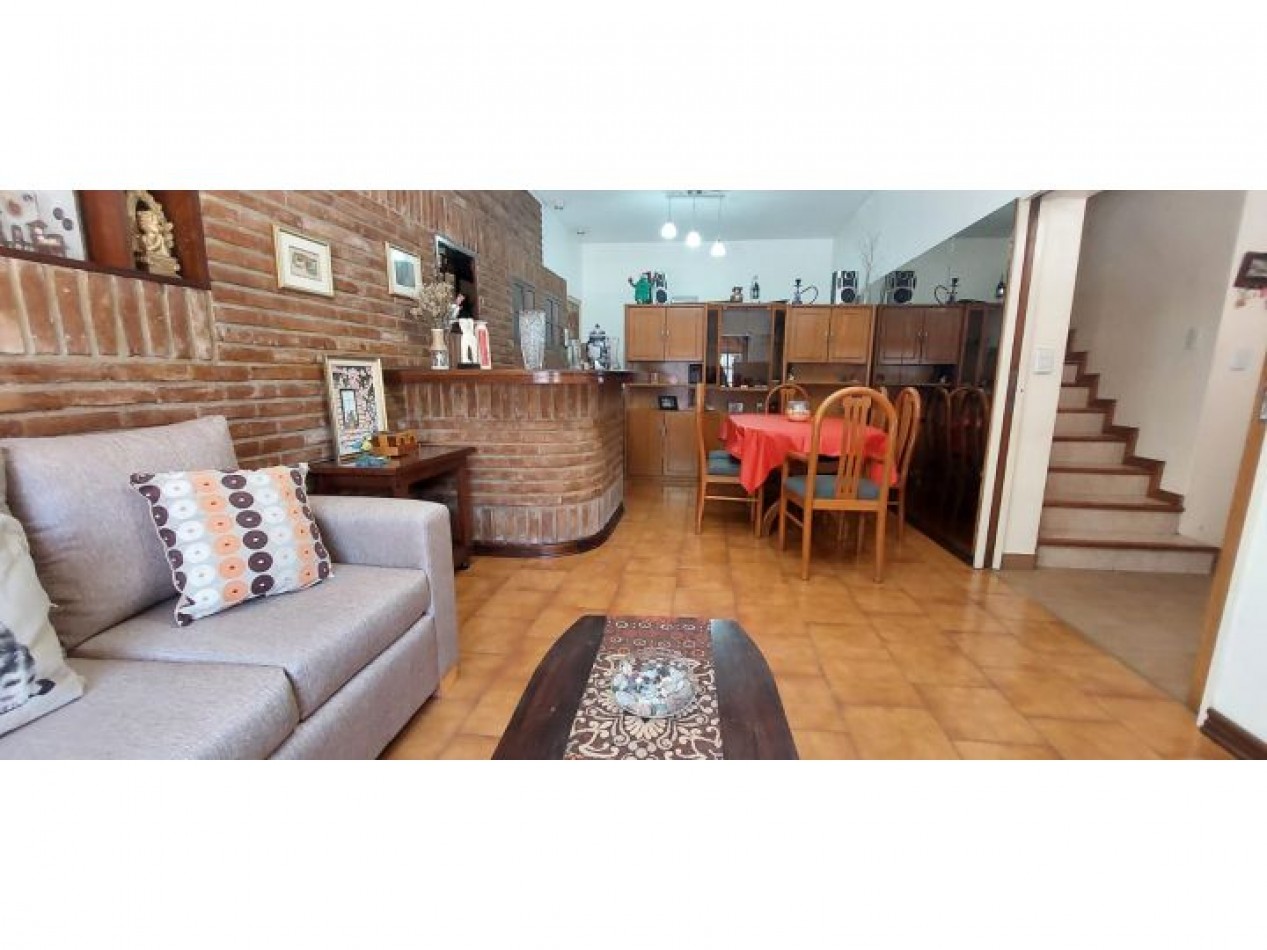 CASA EN ESQUINA CON TERRAZA Y PARRILLA