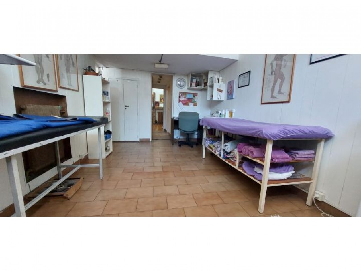CASA EN ESQUINA CON TERRAZA Y PARRILLA