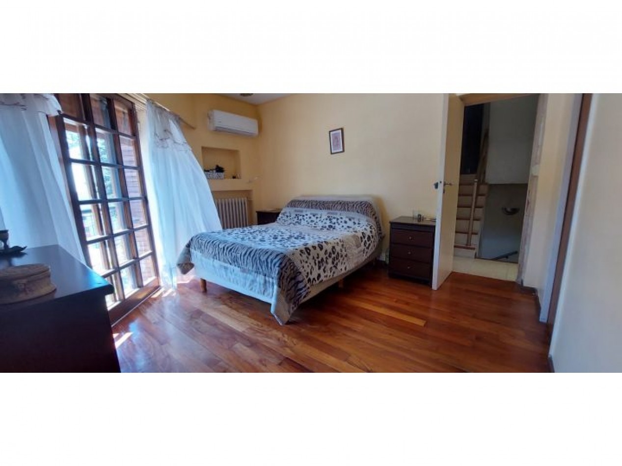 CASA EN ESQUINA CON TERRAZA Y PARRILLA