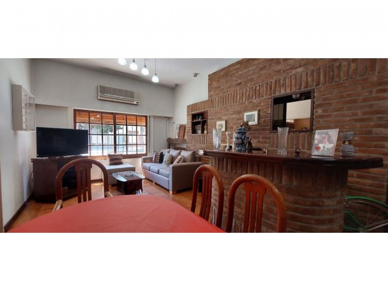 CASA EN ESQUINA CON TERRAZA Y PARRILLA