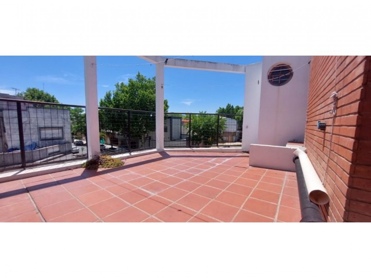 CASA EN ESQUINA CON TERRAZA Y PARRILLA