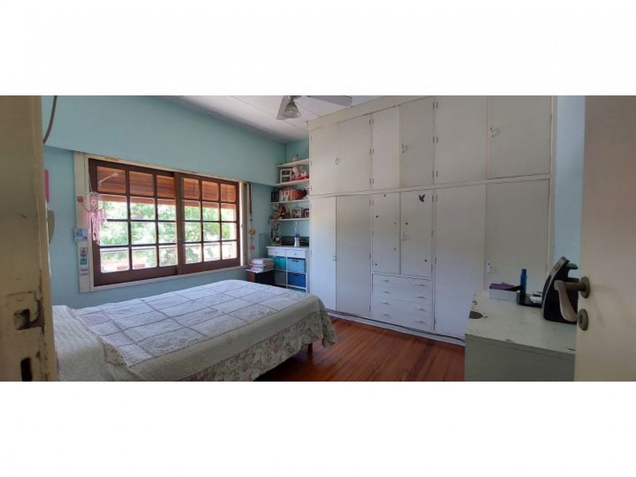 CASA EN ESQUINA CON TERRAZA Y PARRILLA