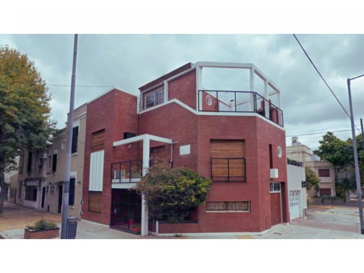 CASA EN ESQUINA CON TERRAZA Y PARRILLA