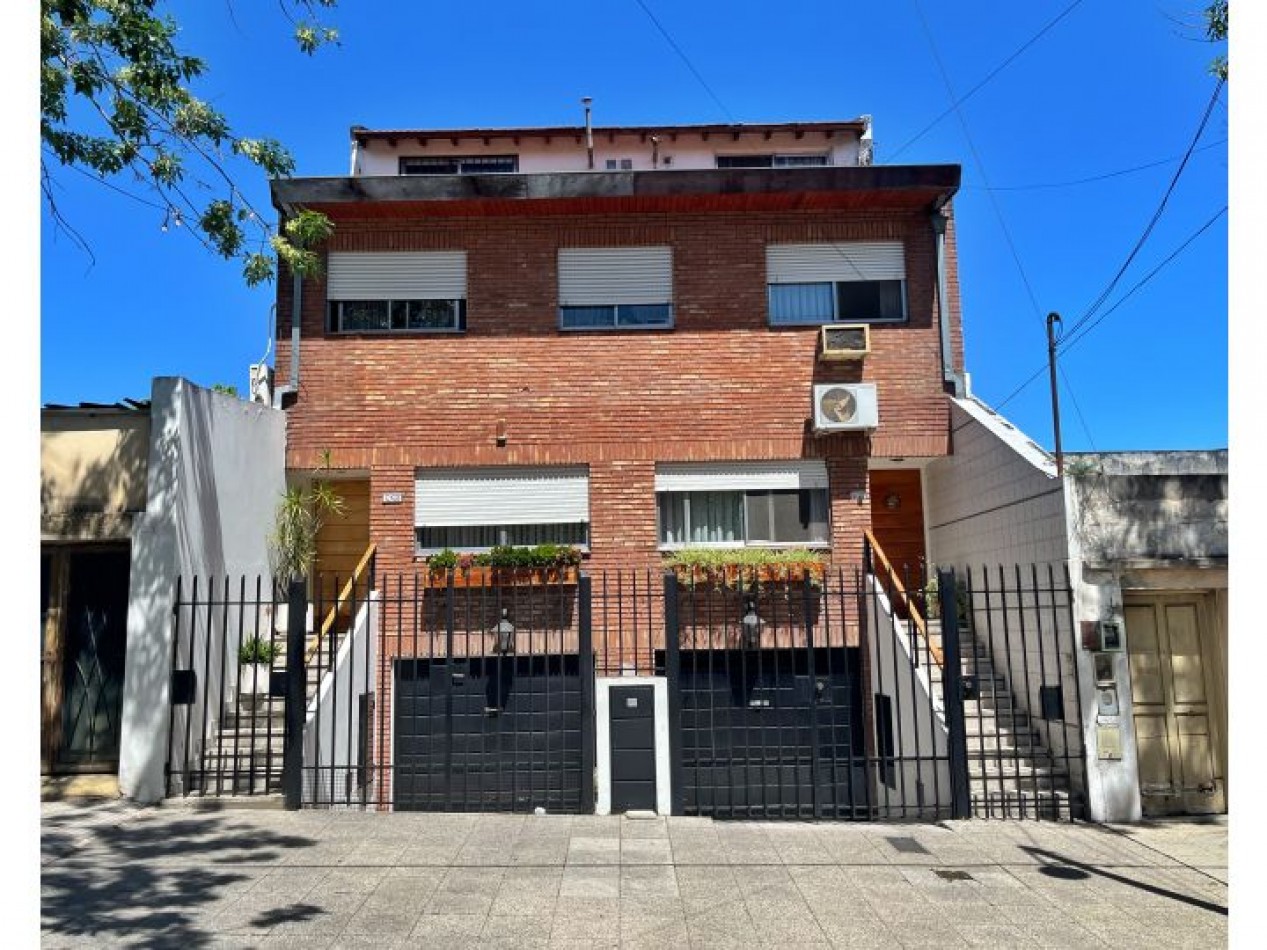 VENTA TRIPLEX PARQUE AVELLANEDA 5 AMBIENTES CON PATIO/ APTO CREDITO