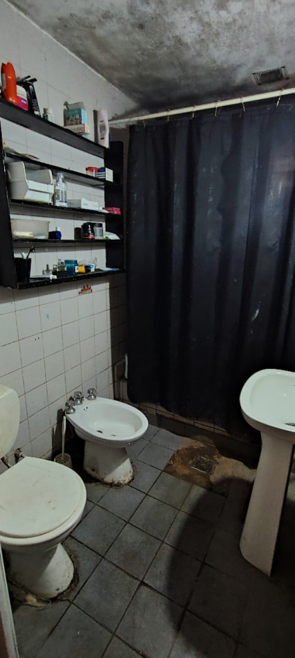 VENTA CASA A RECICLAR CON COCHERA LA TABLADA 4 AMBIENTES 