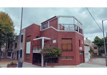 CASA EN ESQUINA CON TERRAZA Y PARRILLA